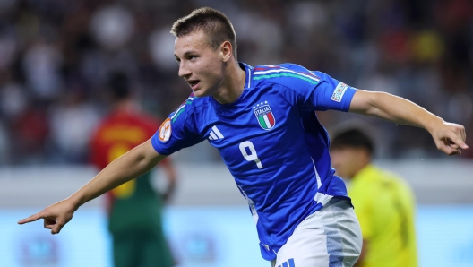 epa11392002 Francesco Camarda of Italy celebrates after scoring his team's third goal during the UEFA Under-17 final between Italy and Portugal in Limassol, Cyprus, 05 June 2024.  EPA/SAKIS SAVVIDES