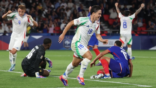 epa11590335 Giacomo Raspadori (C) of Italy celebrates after scoring the 1-3 goal during the UEFA Nations League group B soccer match between France and Italy in Paris, France, 06 September 2024.  EPA/MOHAMMED BADRA