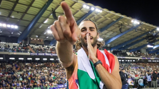 epa11604765 Gianmarco Tamberi of Italy celebrates winning the menâ??s High Jump with 2,37m during the World Athletics Diamond League Finals, at the Memorial Van Damme in Brussels, Belgium, 14 September 2024.  EPA/OLIVIER MATTHYS