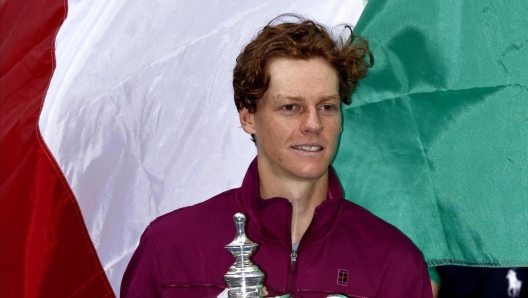 epa11593783 Jannik Sinner of Italy kisses the US Open Championship Trophy after winning the men's final match of the US Open Tennis Championships at the USTA Billie Jean King National Tennis Center in Flushing Meadows, New York, USA, 08 September 2024.  EPA/CJ GUNTHER