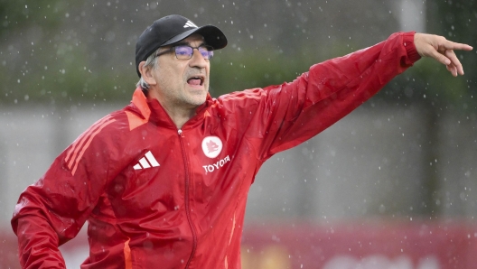 ROME, ITALY - SEPTEMBER 19: AS Roma coach Ivan Juric during training session at Centro Sportivo Fulvio Bernardini on September 19, 2024 in Rome, Italy.  (Photo by Luciano Rossi/AS Roma via Getty Images)