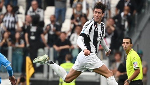 Juventus' Serbian forward #09 Dusan Vlahovic (R) eyes the ball during an Italian Serie A football match between Juventus and Napoli at the Allianz Stadium in Turin, on September 21, 2024. (Photo by Isabella BONOTTO / AFP)