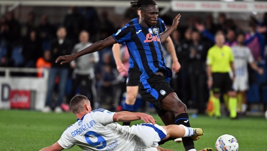 Atalanta's Odilon Kossounou and Como?s Alessandro Gabrielloni during the Italian Serie A soccer match Atalanta BC vs Como at the Gewiss Stadium in Bergamo, Italy, 24 September 2024. ANSA/MICHELE MARAVIGLIA