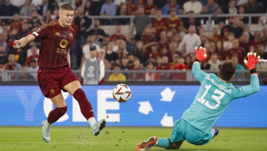 AS Roma's Artem Dovbyk (L) and Athletic's Julen Agirrezabala  during UEFA Europa League soccer match between AS Roma and Athletic Club Bilbao at the Olimpico stadium in Rome, Italy, 26 September 2024. ANSA/FABIO FRUSTACI