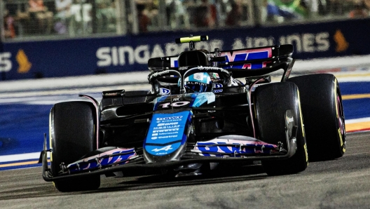 epa11619429 French driver Pierre Gasly of Alpine F1 Team in action during the Singapore Formula One Grand Prix at the Marina Bay Street Circuit, Singapore, 22 September 2024.  EPA/TOM WHITE