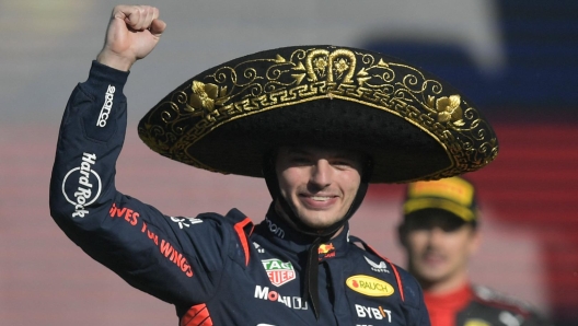 TOPSHOT - Red Bull Racing's Dutch driver Max Verstappen celebrates on the podium after winning the Formula One Mexico Grand Prix at the Hermanos Rodriguez racetrack in Mexico City on October 29, 2023. (Photo by CLAUDIO CRUZ / AFP)