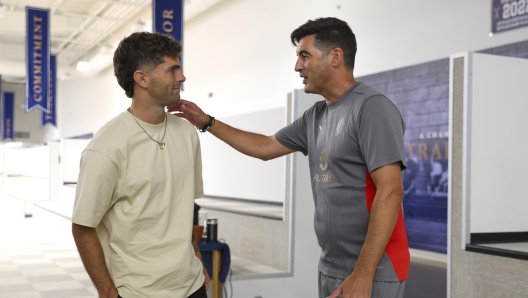 BASKING RIDGE, NEW JERSEY - JULY 26: Christian Pulisic (L) of AC Milan and Paulo Fonseca Head coach of AC Milan looks on during an AC Milan Training Session at Pingry School on July 26, 2024 in Basking Ridge, New Jersey.  (Photo by Giuseppe Cottini/AC Milan via Getty Images)