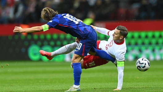 epa11661165 Piotr Zielinski (R) of Poland and Luka Modric (L) of Croatia in action during the UEFA Nations League group A1 match between Poland and Croatia in Warsaw, Poland, 15 October 2024.  EPA/Piotr Nowak POLAND OUT