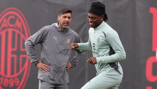 CAIRATE, ITALY - SEPTEMBER 30: Head coach AC Milan Paulo Fonseca and Rafael Leao look on before the UEFA Champions League 2024/25 League Phase MD2 match during AC Milan training session at Milanello on September 30, 2024 in Cairate, Italy. (Photo by Claudio Villa/AC Milan via Getty Images)