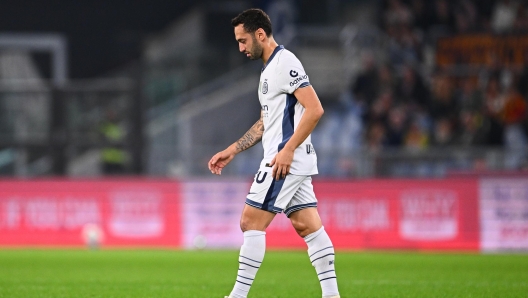 ROME, ITALY - OCTOBER 20:  Hakan Calhanoglu of FC Internazionale reacts during the Serie A match between AS Roma and FC Internazionale at Stadio Olimpico on October 20, 2024 in Rome, Italy. (Photo by Mattia Ozbot - Inter/Inter via Getty Images)