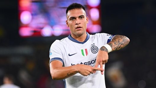 ROME, ITALY - OCTOBER 20:  Lautaro Martinez of FC Internazionale celebrates after scoring the goal during the Serie A match between AS Roma and FC Internazionale at Stadio Olimpico on October 20, 2024 in Rome, Italy. (Photo by Mattia Ozbot - Inter/Inter via Getty Images)