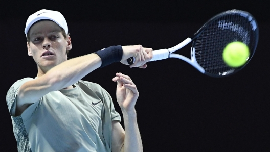 epa11664909 Jannik Sinner of Italy in action during his match against Novak Djokovic of Serbia at the Six Kings Slam exhibition tennis tournament in Riyadh, Saudi Arabia, 17 October 2024.  EPA/STR