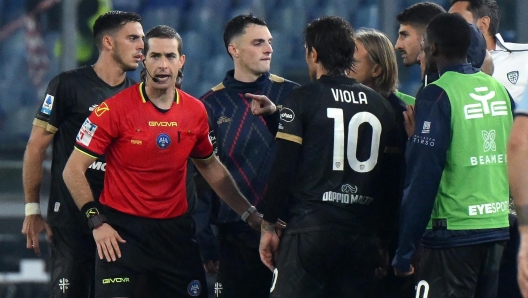 Italian referee Giovanni Ayroldi (2-L) argues with Cagliari's head coach Davide Nicola (C) during the Italian Serie A soccer match between SS Lazio and Cagliari at the Olimpico stadium in Rome, Italy, 04 November 2024.  ANSA/ETTORE FERRARI