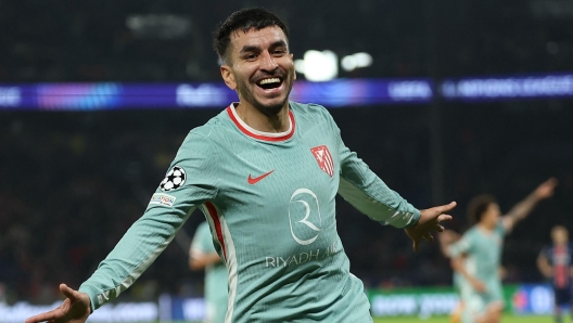 Atletico Madrid's Argentine forward #10 Angel Correa celebrates after scoring his team's second goal during the UEFA Champions League, League phase - Matchday 4, football match between Paris Saint-Germain (PSG) and Atletico Madrid, at the Parc des Princes stadium in Paris on November 6, 2024. (Photo by FRANCK FIFE / AFP)