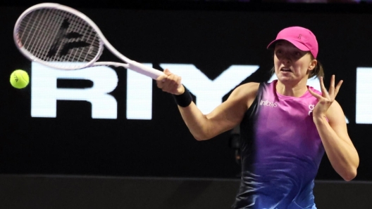 epa11707450 Iga Swiatek of Poland in action against Daria Kasatkina of Russia during their WTA Finals group stage match at the WTA Finals in Riyadh, Saudi Arabia, 07 November 2024.  EPA/MARCIN CHOLEWINSKI POLAND OUT