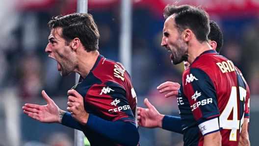 GENOA, ITALY - NOVEMBER 7: Alessandro Vogliacco of Genoa (left) celebrates with his team-mates Milan Badelj and Alan Matturro after scoring a goal during the Serie A match between Genoa and Como at Stadio Luigi Ferraris on November 7, 2024 in Genoa, Italy. (Photo by Simone Arveda/Getty Images)