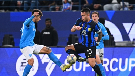 RIYADH, SAUDI ARABIA - JANUARY 22: Lautaro Martinez of FC Internazionale, in action, battles for possession during the Italian EA Sports FC Supercup Final match between SSC Napoli and FC Internazionale at Al-Awwal Stadium on January 22, 2024 in Riyadh, Saudi Arabia. (Photo by Mattia Ozbot - Inter/Inter via Getty Images)