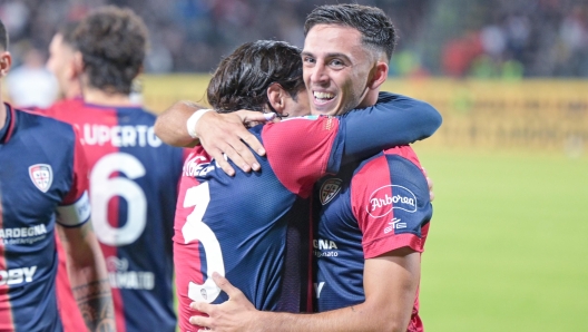 Cagliari's defender Gabriele Zappa celebrates after scoring the goal during the Serie A soccer match between Cagliari Calcio and AC Milan at the Unipol Domus in Cagliari, Sardinia -  Saturday, 9 November 2024. Sport - Soccer (Photo by Gianluca Zuddas/Lapresse)