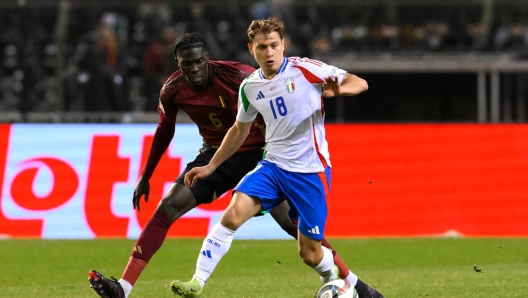 Italy's midfielder #18 Nicolo Barella fights for the ball with Belgium's midfielder # Amadou Onana during the UEFA Nations League Group A2 football match between Belgium and Italy at the King Baudouin Stadium in Brussels on November 14, 2024. (Photo by JOHN THYS / AFP)