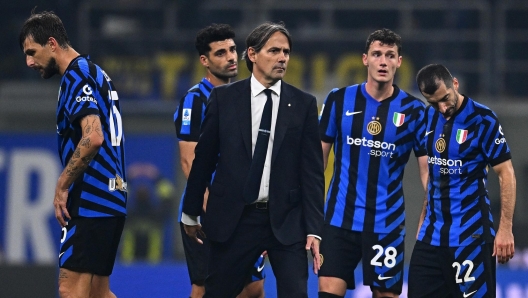 MILAN, ITALY - NOVEMBER 10: Players of FC Internazionale and Head Coach Simone Inzaghi react at the end of the Serie A match between FC Internazionale and Napoli at Stadio Giuseppe Meazza on November 10, 2024 in Milan, Italy. (Photo by Mattia Ozbot - Inter/Inter via Getty Images)