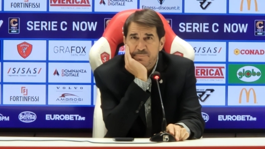 Javier Faroni, l'imprenditore argentino che ha rilevato il 100% delle quote del Perugia Calcio. Nella prima conferenza stampa da presidente, ha parlato del lavoro da svolgere, dell'apprezzamento per la passione dei tifosi, dell'importanza del rapporto con la città e le istituzioni. Tant'è che "da domenica, in forma gratuita, 'Città di Perugia' sarà nella divisa del Grifo, perché mi è sembrato strano che nella maglia non ci fosse nessun riferimento alla città". ANSA/RICCARDO GASPERINI