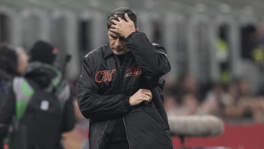 AC Milan's head coach Paulo Fonseca reacts during the Serie A soccer match between AC Milan and Juventus at the San Siro stadium in Milan, Italy, Saturday, Nov. 23, 2024. (AP Photo/Antonio Calanni)