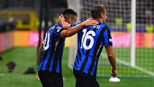 MILAN, ITALY - OCTOBER 01: Lautaro Martinez of FC Internazionale celebrates with Davide Frattesi after scoring their team's third goal during the UEFA Champions League 2024/25 League Phase MD2 match between FC Internazionale Milano and FK Crvena Zvezda at Stadio San Siro on October 01, 2024 in Milan, Italy. (Photo by Mattia Ozbot - Inter/Inter via Getty Images)