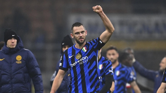 MILAN, ITALY - NOVEMBER 26: Stefan De Vrij of FC Internazionale celebrates the victory after the UEFA Champions League 2024/25 League Phase MD5 match between FC Internazionale Milano and RB Leipzig at Stadio San Siro on November 26, 2024 in Milan, Italy. (Photo by Mattia Ozbot - Inter/Inter via Getty Images)