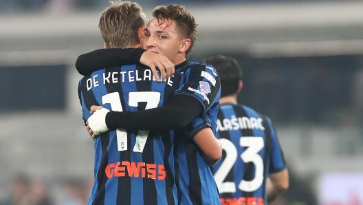 BERGAMO, ITALY - OCTOBER 26: Charles De Ketelaere of Atalanta celebrates scoring his team's third goal with teammate Mateo Retegui  during the Serie A match between Atalanta and Verona at Gewiss Stadium on October 26, 2024 in Bergamo, Italy. (Photo by Marco Luzzani/Getty Images)