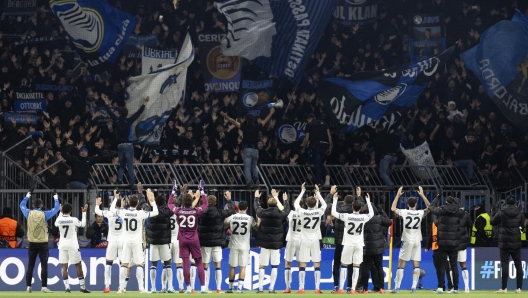 epa11742765 Atalanta's players celebrate with their fans after the UEFA Champions League soccer match between Switzerland's BSC Young Boys and Italy's Atalanta Bergamo, at the Wankdorf stadium in Bern, Switzerland, 26 November 2024.  EPA/PETER KLAUNZER