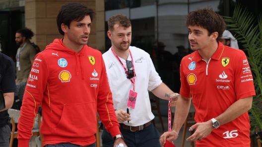 epa11745576 Spanish driver Carlos Sainz Jr (L) of Scuderia Ferrari and his teamate Monaco's driver Charles Leclerc (R) arrive at the paddock ahead of the Formula 1 Qatar Grand Prix in Lusail, Qatar, 28 November 2024. The Formula 1 Qatar Grand Prix will be held on 01 December 2024,  EPA/ALI HAIDER