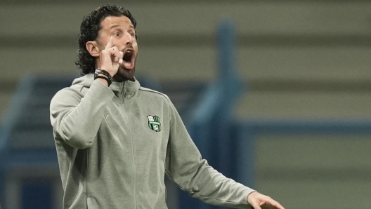 Sassuolo?s head coach Fabio Grosso shouts instructions to his players during the Serie BKT 2024/2025 match between Sassuolo and Mantova at Mapei Stadium Città del Tricolore - Sport, Soccer - Reggio Emilia, Italy - Sunday November 3, 2024 (Photo by Massimo Paolone/LaPresse)