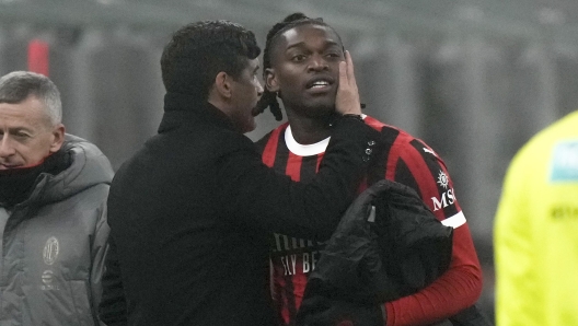 AC Milan's head coach Paulo Fonseca talks to forward Rafael Leao during the Italian Serie A soccer match between AC Milan and Empoli, at the Milan San Siro stadium, Italy, Saturday, Nov. 30, 2024. (AP Photo/Luca Bruno)