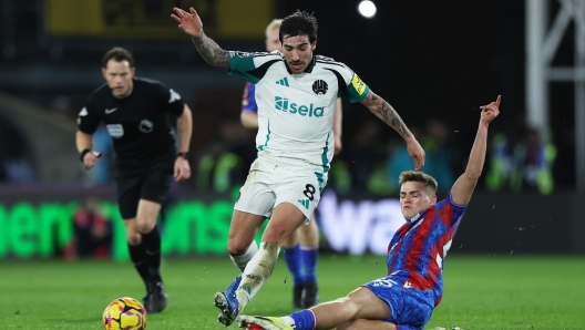 LONDON, ENGLAND - NOVEMBER 30: Sandro Tonali of Newcastle United is challenged by Justin Devenny of Crystal Palace during the Premier League match between Crystal Palace FC and Newcastle United FC at Selhurst Park on November 30, 2024 in London, England. (Photo by Eddie Keogh/Getty Images)