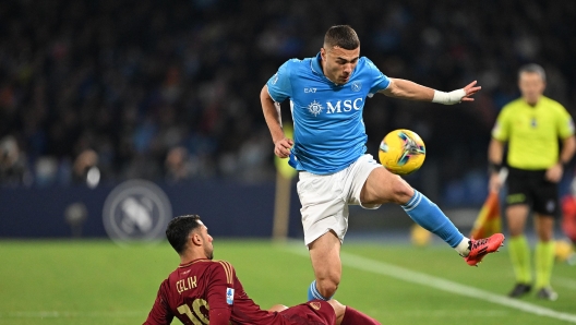 NAPLES, ITALY - NOVEMBER 24: Alessandro Buongiorno of Napoli battles for possession with Zeki Celik of AS Roma during the Serie A match between Napoli and AS Roma at Stadio Diego Armando Maradona on November 24, 2024 in Naples, Italy. (Photo by Francesco Pecoraro/Getty Images)