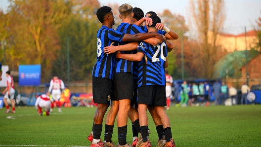 MILAN, ITALY - NOVEMBER 06: Matteo Lavelli of FC Internazionale U20 celebrates after scoring the fourth goal.with teammates during the UEFA Youth League 2024/25 League Phase MD4 match between FC Internazionale Primavera U20 and Arsenal FC U20 at Konami Youth Development Center on November 06, 2024 in Milan, Italy. (Photo by Mattia Pistoia - Inter/Inter via Getty Images)