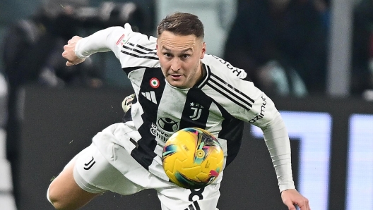 Juventus' Teun Koopmainers and Cagliari's Gianluca lapadula in action during the Coppa Italia soccer match round of 16 Juventus FC vs Cagliari Calcio at the Allianz Stadium in Turin, Italy, 17 December 2024 ANSA/ALESSANDRO DI MARCO
