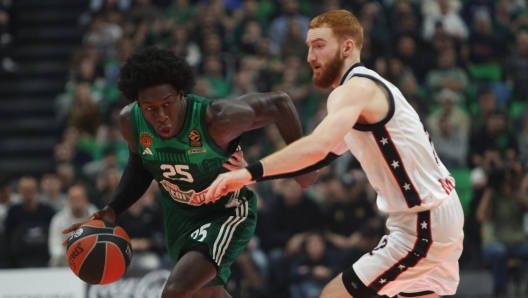 epa11783045 Kendrick Nunn (L) of Panathinaikos in action against Niccolo Mannion of EA7 Emporio Armani Milano during the EuroLeague basketball match between Panathinaikos AKTOR Athens and EA7 Emporio Armani Milan in Athens, Greece, 17 December 2024.  EPA/PETE ANDREOU