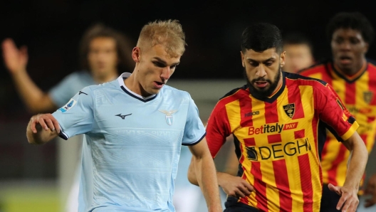 US Lecce's Hamza Rafia (R) and SS Lazio's Gustav Isaksen (L) in action during the Italian Serie A soccer match US Lecce - SS Lazo at the Via del Mare stadium in Lecce, Italy, 21 december 2024. ANSA/ABBONDANZA SCURO LEZZI