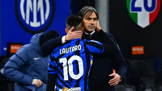 MILAN, ITALY - DECEMBER 23:  Head coach of FC Internazionale Simone Inzaghi reacts with Lautaro Martinez during the Serie A match between FC Internazionale and Como at Stadio Giuseppe Meazza on December 23, 2024 in Milan, Italy. (Photo by Mattia Pistoia - Inter/Inter via Getty Images)