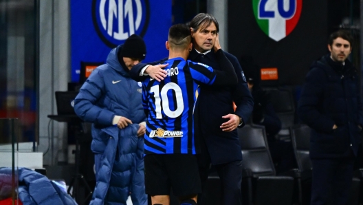 MILAN, ITALY - DECEMBER 23:  Head coach of FC Internazionale Simone Inzaghi reacts with Lautaro Martinez during the Serie A match between FC Internazionale and Como at Stadio Giuseppe Meazza on December 23, 2024 in Milan, Italy. (Photo by Mattia Pistoia - Inter/Inter via Getty Images)