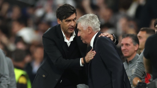 MADRID, SPAIN - NOVEMBER 05: Paulo Fonseca, Head Coach of AC Milan, and Carlo Ancelotti, Head Coach of Real Madrid, embrace at full-time following the UEFA Champions League 2024/25 League Phase MD4 match between Real Madrid C.F. and AC Milan at Estadio Santiago Bernabeu on November 05, 2024 in Madrid, Spain. (Photo by Florencia Tan Jun/Getty Images)