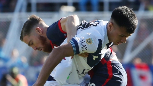 BUENOS AIRES, ARGENTINA - SEPTEMBER 14: Iker Muniain of San Lorenzo fights for the ball with Christian Ordonez of Velez Sarsfield during the Liga Profesional 2024 match between San Lorenzo and Velez Sarsfield at Pedro Bidegain Stadium on September 14, 2024 in Buenos Aires, Argentina. (Photo by Daniel Jayo/Getty Images)