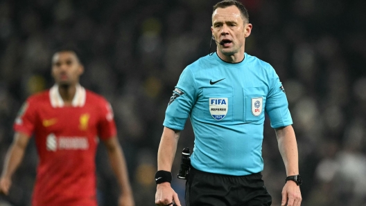 Referee Stuart Attwell makes a VAR announcement following the disallowing of a goal for Tottenham, heard in the stadium for the first time, during the English League Cup semi-final first leg football match between Tottenham Hotspur and Liverpool at the Tottenham Hotspur Stadium in London, on January 8, 2025. (Photo by JUSTIN TALLIS / AFP) / RESTRICTED TO EDITORIAL USE. No use with unauthorized audio, video, data, fixture lists, club/league logos or 'live' services. Online in-match use limited to 120 images. An additional 40 images may be used in extra time. No video emulation. Social media in-match use limited to 120 images. An additional 40 images may be used in extra time. No use in betting publications, games or single club/league/player publications. /