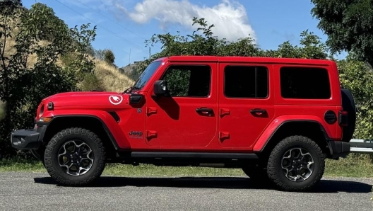 prova su strada jeep wrangler 4xe