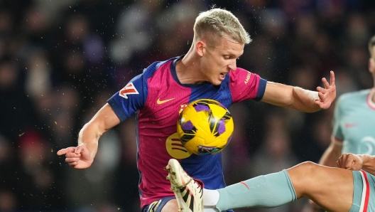 BARCELONA, SPAIN - DECEMBER 21: Dani Olmo of FC Barcelona is challenged by Koke of Atletico de Madrid during the LaLiga match between FC Barcelona and Atletico de Madrid at Estadi Olimpic Lluis Companys on December 21, 2024 in Barcelona, Spain. (Photo by Alex Caparros/Getty Images)