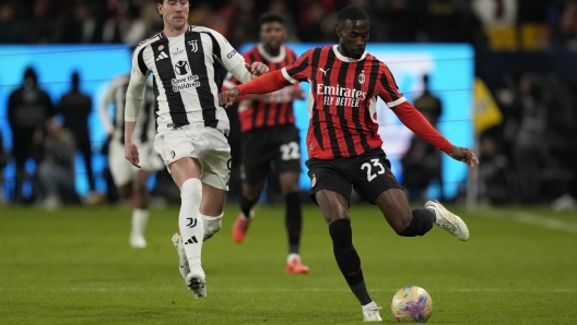 AC Milan's Fikayo Tomori passes the ball in front of Juventus' Dusan Vlahovic during the Italian Super Cup semifinal soccer match between Juventus and Milan in Riyadh, Saudi Arabia, Friday, Jan. 3, 2025. (AP Photo/Altaf Qadri)