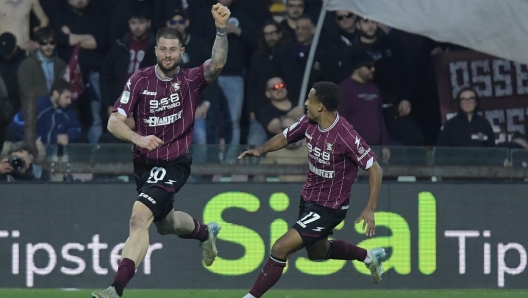 Alberto Cerri (US Salernitana 1919) esulta dopo il gol  2-1   durante la partita tra Salernitana-Reggiana  del Campionato italiano di calcio Serie BKT 2024/2025 - Stadio Arechi, Salerno, Italia - 18 Gennaio  2025 - Sport (Photo by Alessandro Garofalo/LaPresse)   Alberto Cerri (US Salernitana 1919) celebrates after scoring  goal 2-1  during the Serie BKT soccer match between Salernitana and Reggiana at the Arechi Stadium in Salerno, southern italy - Saturday, January 18, 2025. Sport - Soccer .  (Photo by Alessandro Garofalo/LaPresse)