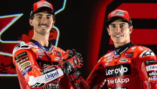 bagnaia e marquez alla presentazione ducati desmosedici gp25 motogp 2025