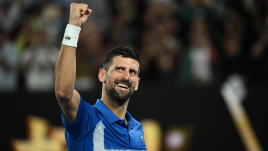 epa11842087 Novak Djokovic of Serbia reacts during his Men's Singles quarterfinal match against Carlos Alcaraz of Spain at the Australian Open tennis tournament in Melbourne, Australia, 22 January 2025.  EPA/JOEL CARRETT  AUSTRALIA AND NEW ZEALAND OUT